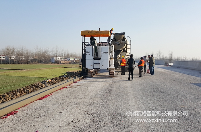 硬路肩施工.jpg 硬路肩施工.jpg