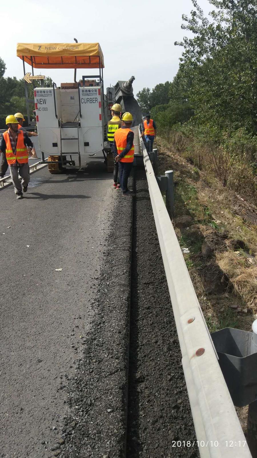 2018年10月宿淮鹽高速路肩硬化側(cè)向銑刨.jpg 2018年10月宿淮鹽高速路肩硬化側(cè)向銑刨.jpg