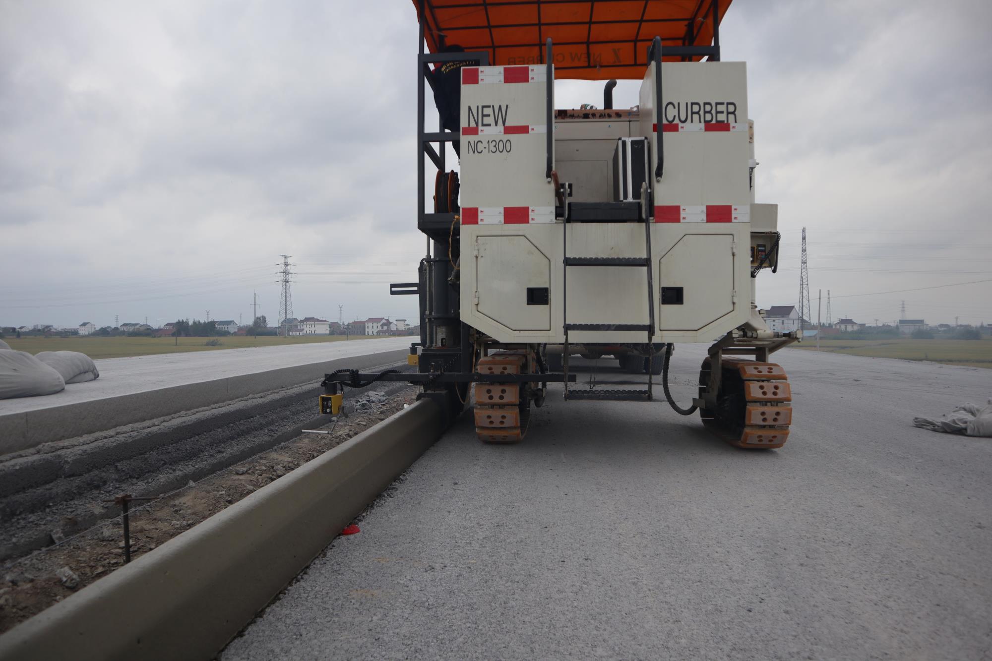 多功能路緣石滑模機，一機多用，一次成型滑模施工