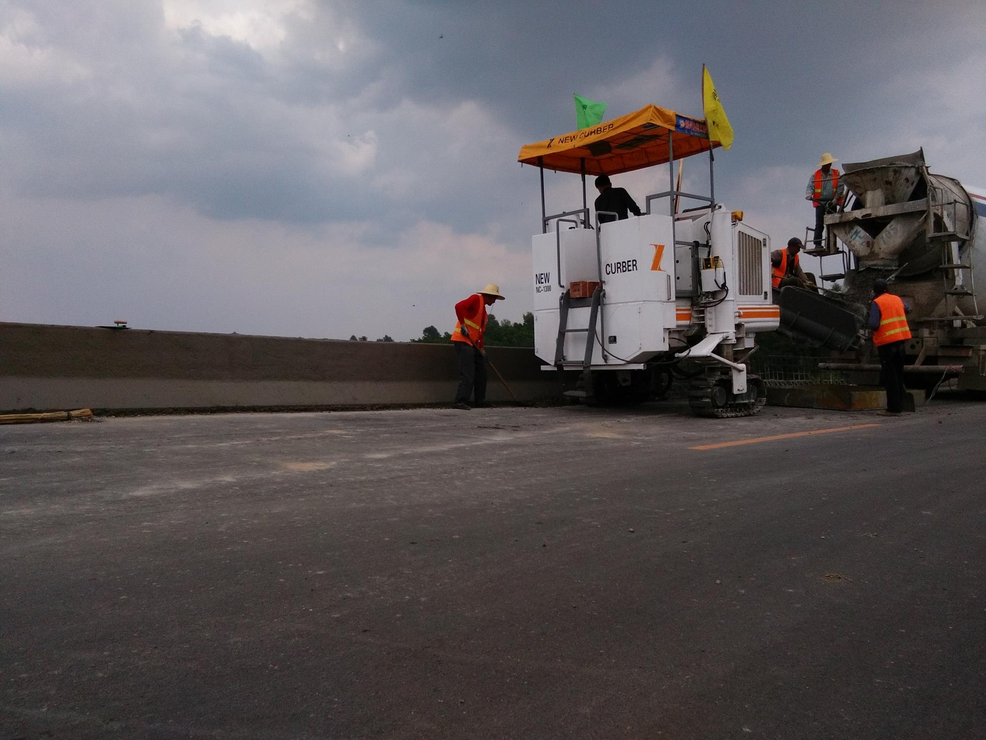 國內(nèi)混凝土滑模攤鋪機(jī)品牌有哪些？哪個廠家實(shí)力強(qiáng)？