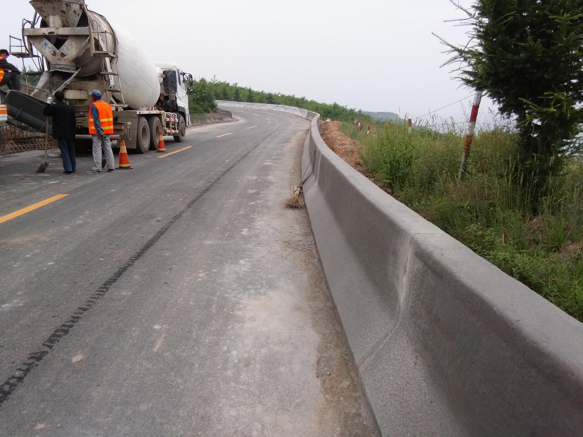 路緣石滑模機使用方便，混凝土滑模效率高，易于維修