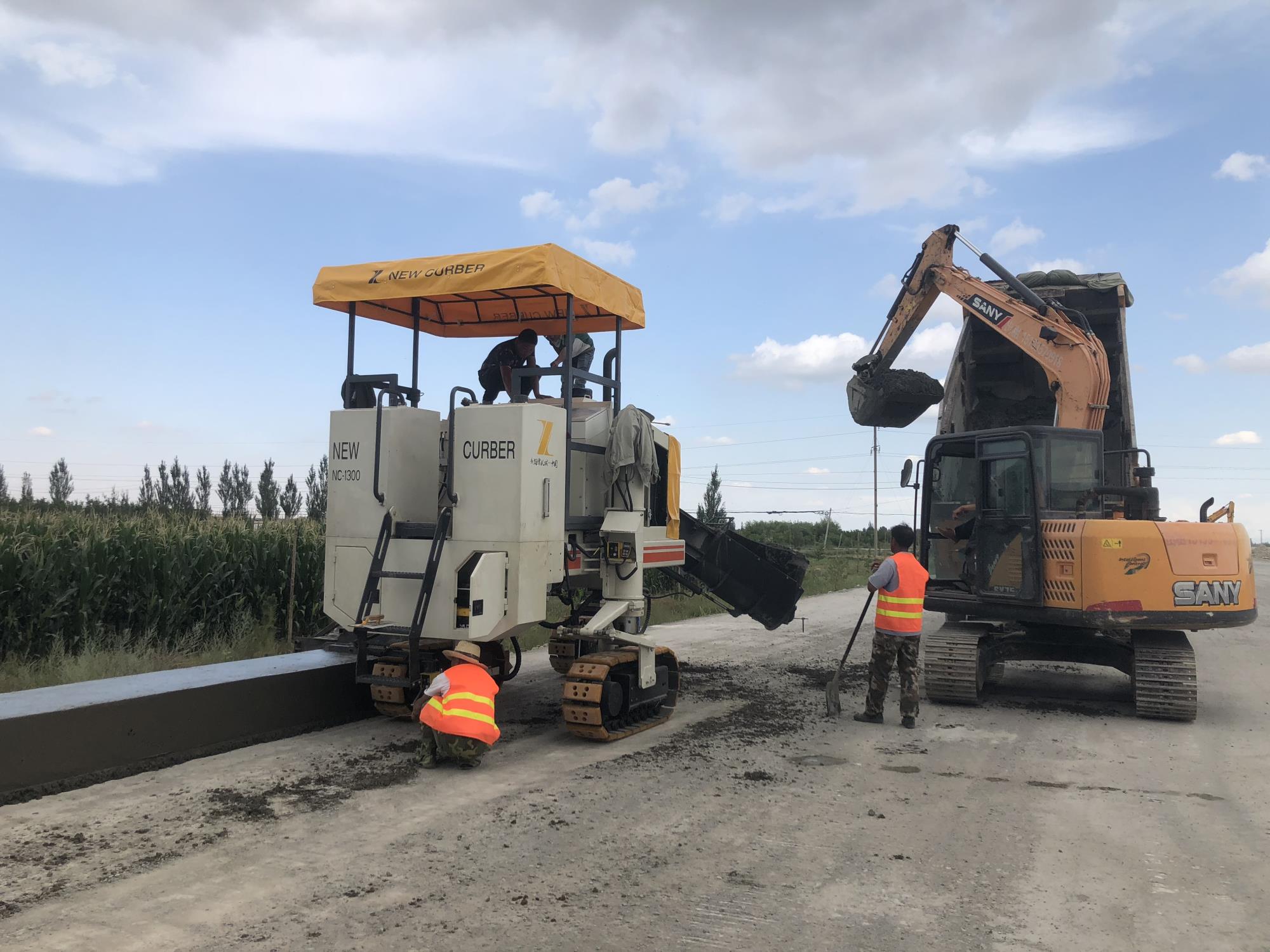 經過多年的研究，混凝土路緣石滑模成型機提升了哪些？