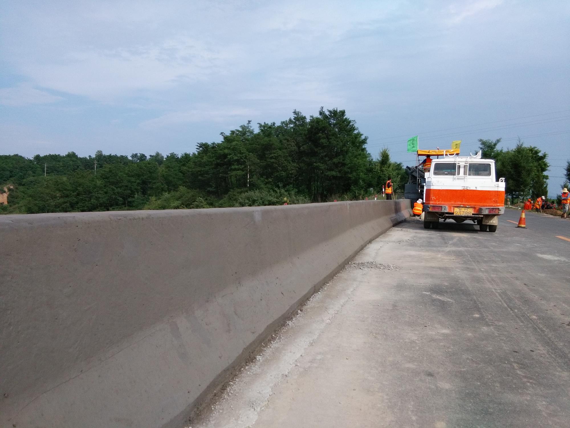 路緣石滑模機滑模攤鋪混凝土護(hù)欄