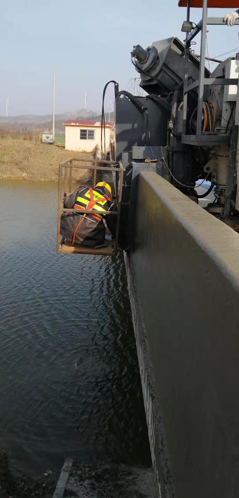 連續(xù)橋面攤鋪對路緣石滑模攤鋪機(jī)的要求