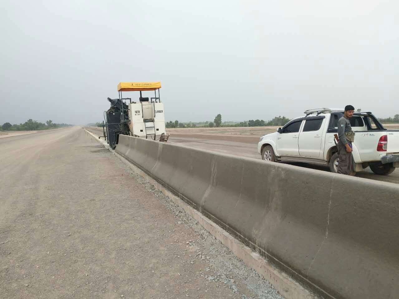 防撞墻滑模施工(1).jpg 防撞墻滑模施工(1).jpg